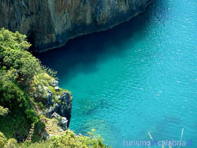 Il costone roccioso che a strapiombo cade nel bel mare di San Nicola Arcella in località Arcomagno