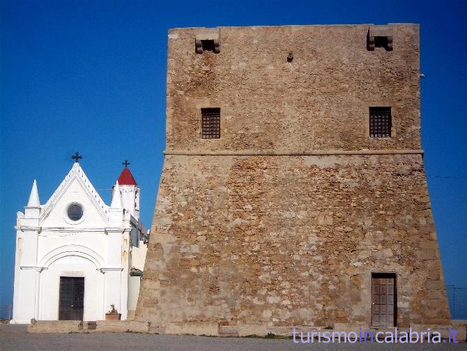 Torre Nao e sul retro la Chiesetta della Vergine di Capo Colonna