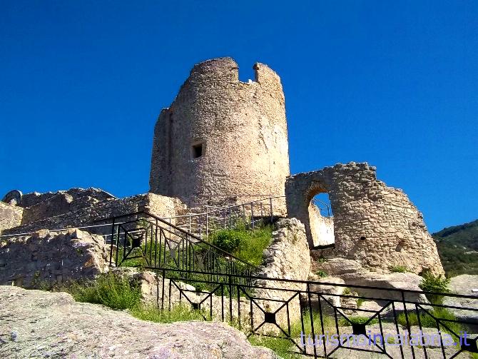 La torre cilindrica posta a valle del Castello del Savuto a Cleto