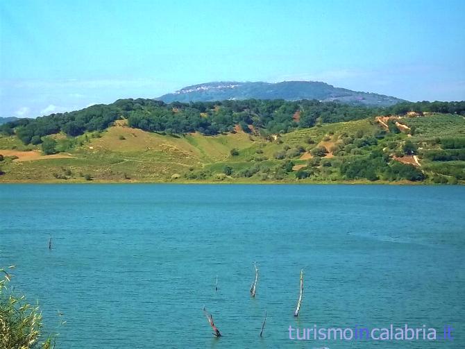 Lago Angitola e la Collina