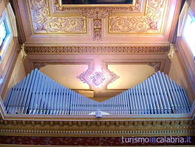 Il più grande organo a canne in Calabria, nella basilica di Santa Maria del Monserrato a Vallelonga