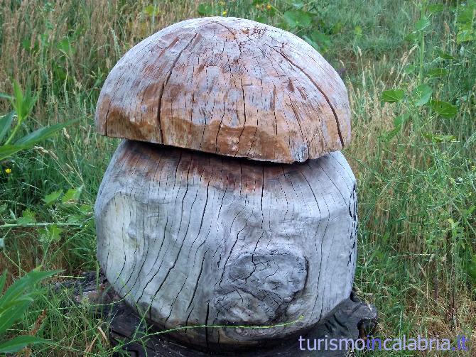 Un fungo porcino scolpito nel legno, in Sila se ne trovano molti nel sottobosco