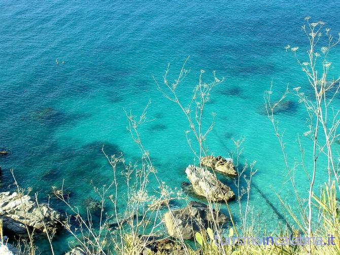 Il bel mare blu con tonalità di turchese a Parghelia