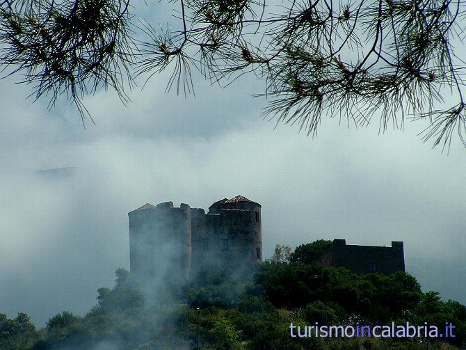 Castello di Fiuzzi tra la foschia