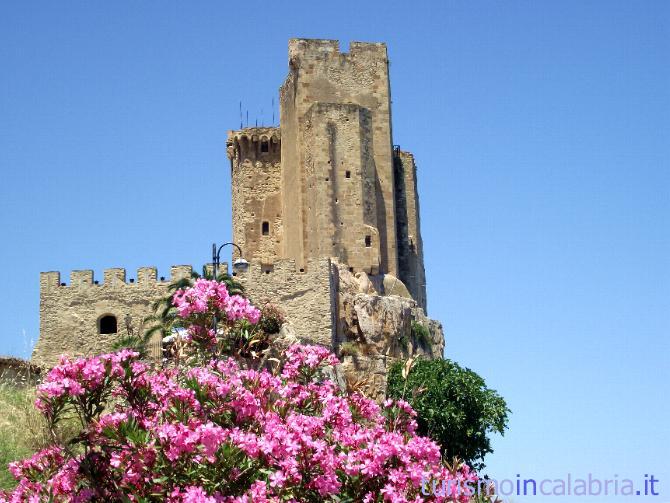 Castrum Petrae Roseti - il Castello Federiciano di Roseto Capo Spulico