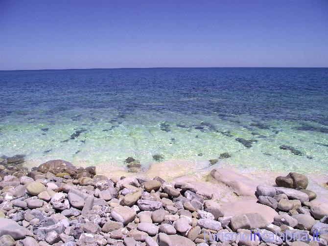 Il mare limpido e cristallino della bella costa di Roseto Capo Spulico