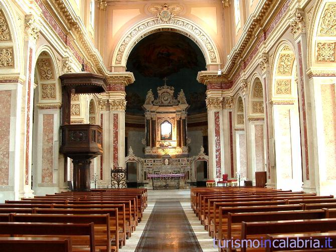 La navata centrale della basilica di Santa Maria del Monserrato a Vallelonga