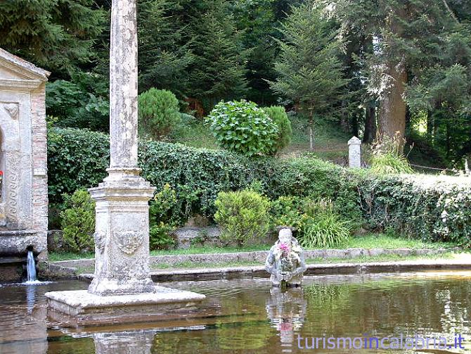 La statua di San bruno posta nel laghetto inginocchiata per rievocare l'iimagine di San Bruno in preghiera nella sorgente