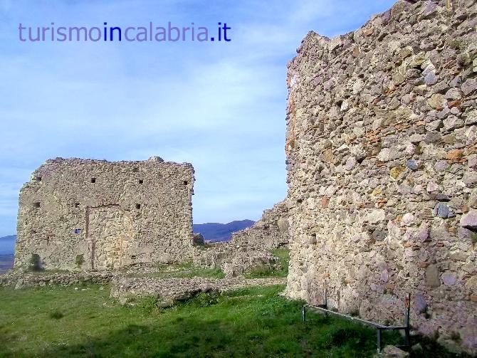 Tra le rovine del Castello di Tiriolo sulla sommità a guardare giù per le valli le due coste, ionica e tirrenica