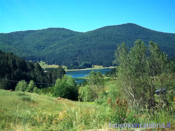 Il Lago Zrvo incastonato tra le Montagne