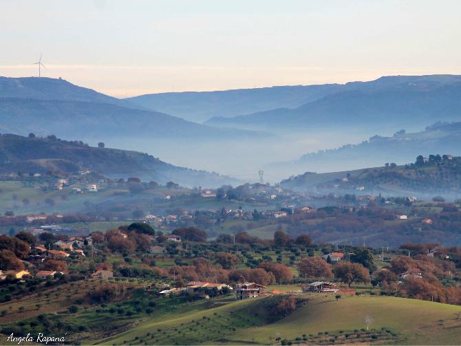 Pittoreschi paesaggi di San Marco Argentano, verdi prati, boschi, cime e valli che si fondono nella nebbia
