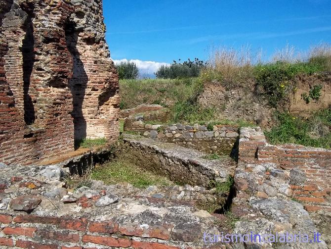 Tra le mura delle Terme Romane di Acconia si notano nel terreno le divisioni delle diverse aree