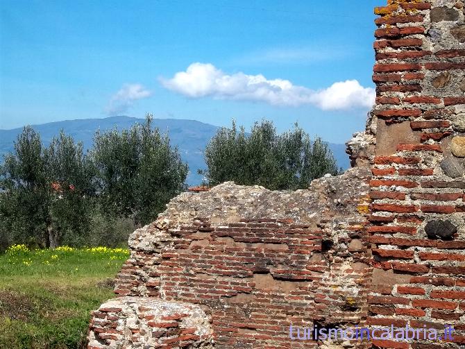 Una piacevole passeggiata tra paesaggi incredibili, archeologia e natura, montagne, campagna, uliveti e le mura dei bagni Romani a Curinga in provincia di Catanzaro