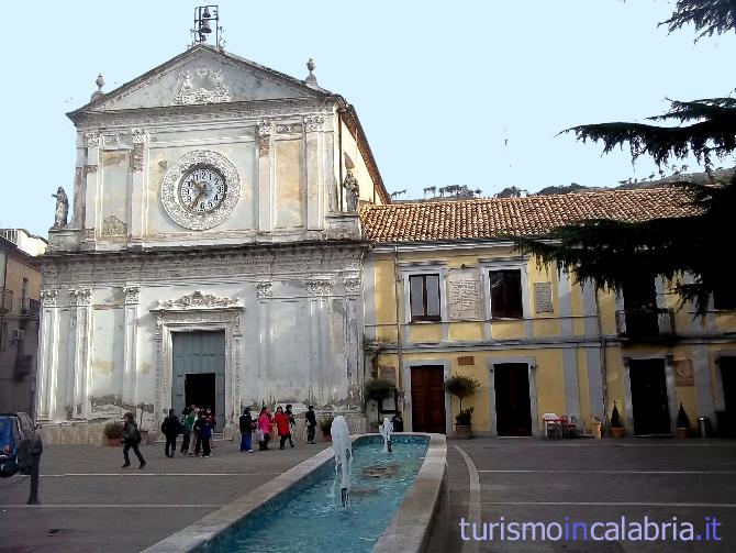 Piazza Italia, la fontana e la Chiesa conventuale Maria SS. Selle Grazie