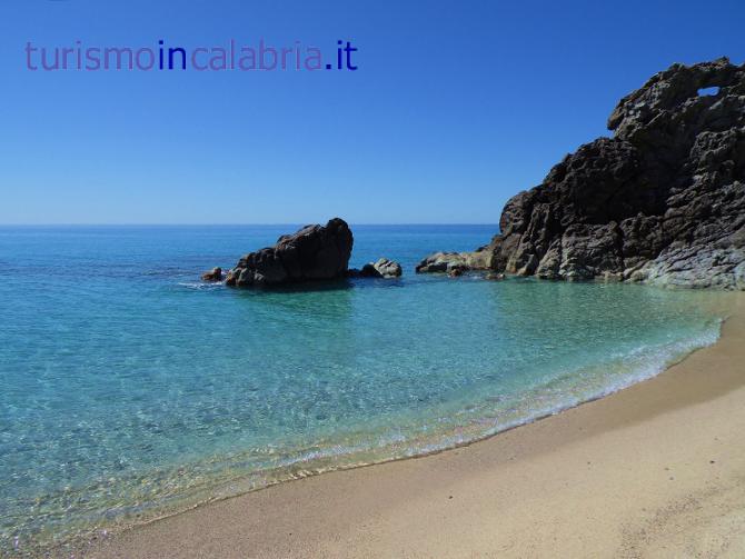 Zambrone Spiaggia Scoglio Leone