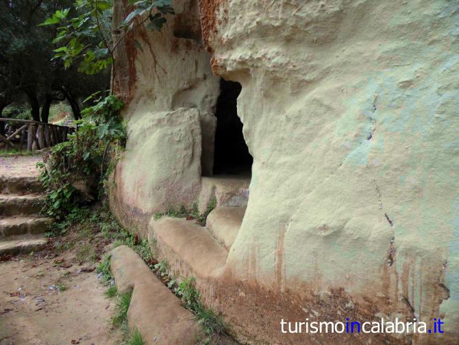 Scale e grotte ricavate nella roccia dai monaci Basiliani a Zungri