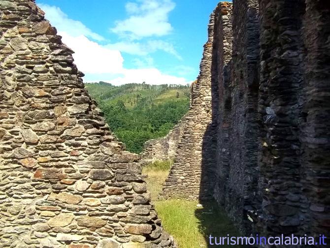 Abbazia di Corazzo tra le mura