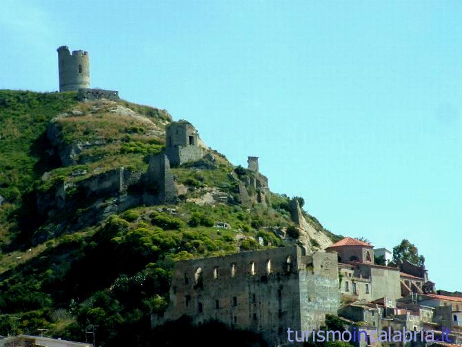 Il Castello di Amantea, i resti del Castello, le mura del colleggio dei Gesuiti, la Torre  Civita angioina sulla sommità