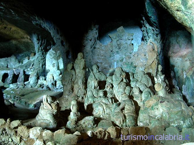 La straordinaria bellezza dell'interno delle grotte che ospitano le statue della Chiesetta di Piedigrotta