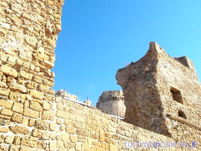 Le mura del Castello