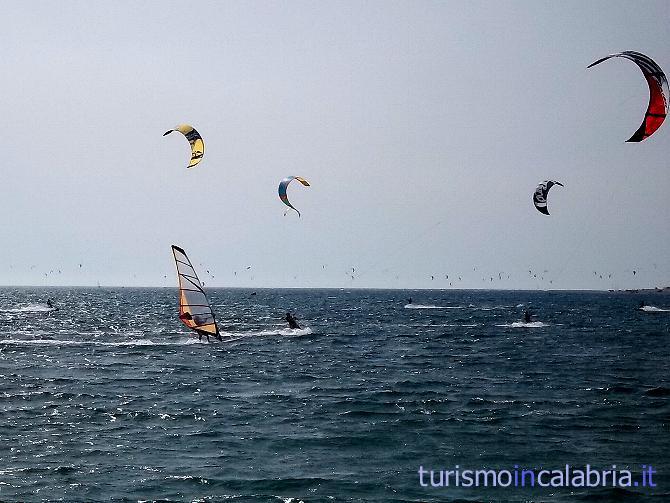Al mare in Calabria a divertirsi in kitesurf