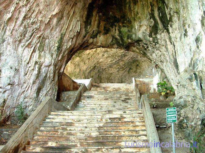 La scalinata che dà accesso al Santuario della Madonna della Grotta di Praia a Mare