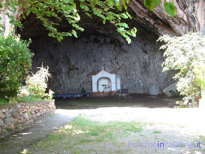 La Grotta del Santuario della Madonna di Praia a Mare, in fondo la nicchia con la statua della Madonna della Grotta