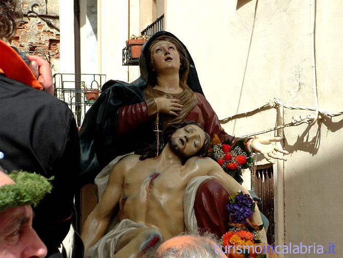 La Statua della Pietà, o dell'Addolorata in processione a Nocera Terinese 