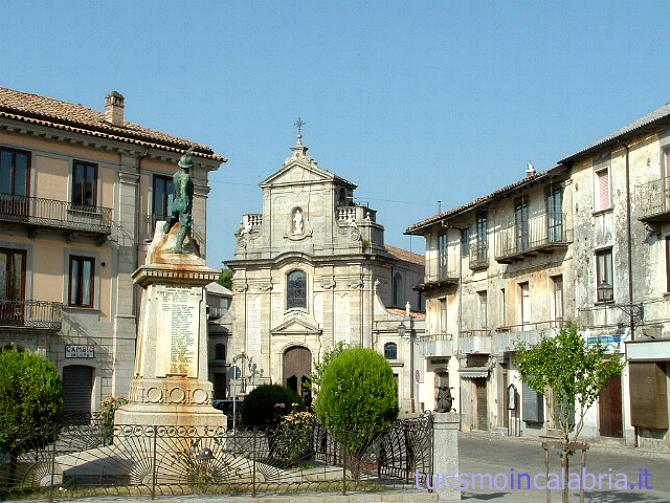 Corso Umberto e Chiesa di San Biagio con facciata in granito a Serra san Bruno