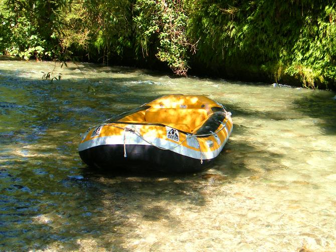 Gommone da rafting, detto raft, sul fiume Lao