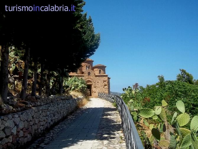 Il viale per La Cattolica di Stilo